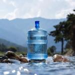 Как правильно хранить бутыли с водой?
